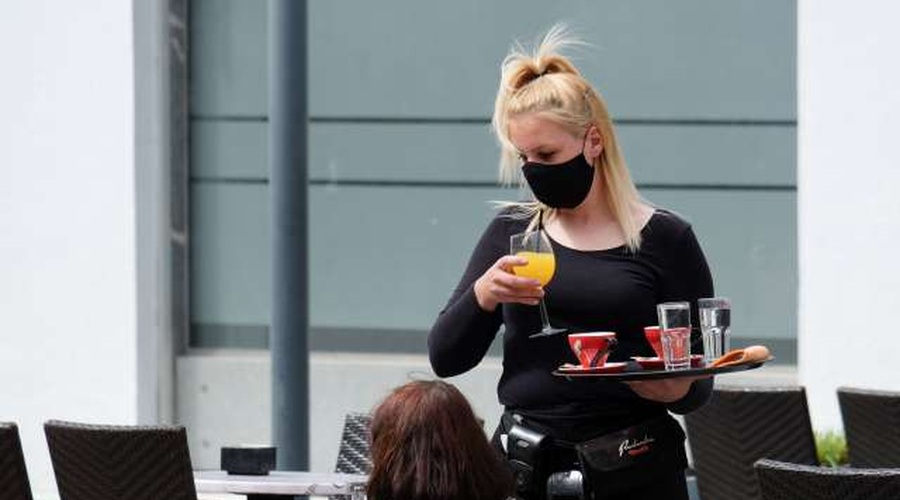 S ponedeljkom v osmih regijah odprtje teras lokalov (foto: STA)