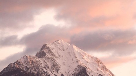 Slovenske gore v dveh dneh vzele dve življenji, po turni smučarki omahnil v globino še alpinist