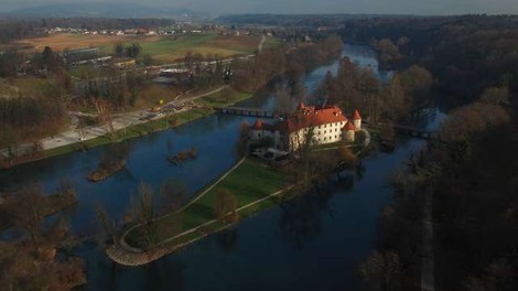 Leseni most prek Krke pri gradu Otočec po prenovi spet prevozen