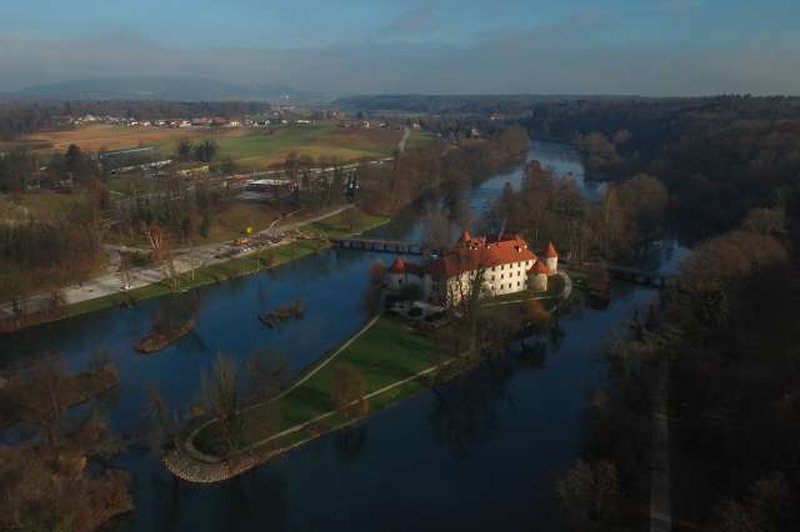 Leseni most prek Krke pri gradu Otočec po prenovi spet prevozen (foto: Anže Malovrh/STA)