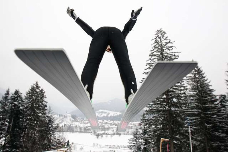 Pri Fisu prevetrili skakalna koledarja za sezono 2021/22 (foto: Stanko Gruden/STA)