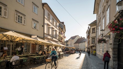 Odprte terase,  vrtovi in sonce so privabili številne goste, mesta so ponovno oživela