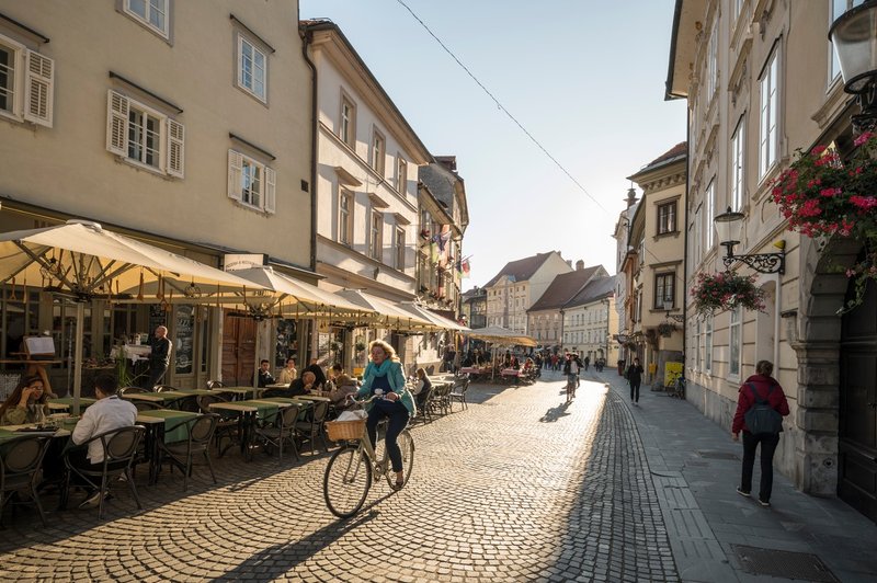 Odprte terase,  vrtovi in sonce so privabili številne goste, mesta so ponovno oživela (foto: profimedia)