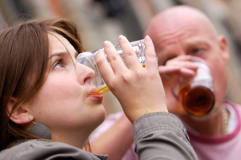 Psihologinja Mirjana Nazor: "Ljudje se počutijo frustrirane in to rešujejo z alkoholom!" (foto: profimedia)