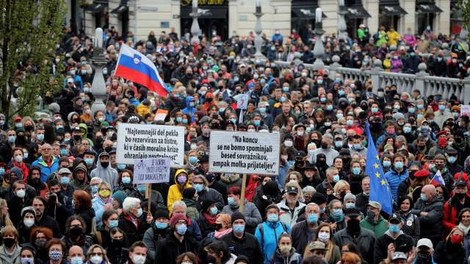 Po ocenah policije na torkovem shodu v Ljubljani okoli 10.000 protestnikov