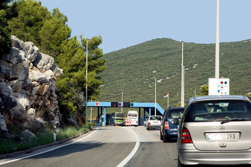 Na meji s Hrvaško bo od polnoči veljalo nekaj milejših ukrepov pri prehodu meje (foto: profimedia)