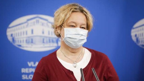 Bomo končno opustili nošenje mask v zaprtih prostorih? TO pravi Logarjeva