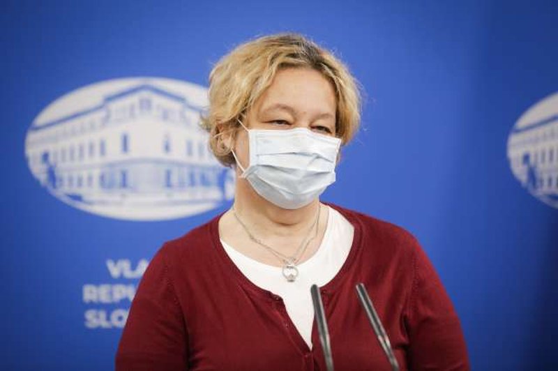 Bomo končno opustili nošenje mask v zaprtih prostorih? TO pravi Logarjeva (foto: Anže Malovrh/STA)