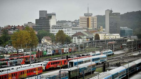 Avtobusi in vlaki lahko vozijo polno zasedeni