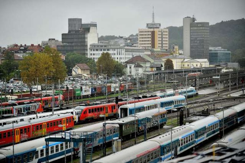 Avtobusi in vlaki lahko vozijo polno zasedeni (foto: Tamino Petelinšek/STA)