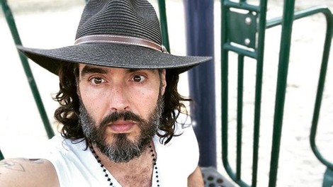 Russell Brand: "Skrbi me pretirana uporaba aplikacij za zmenke"