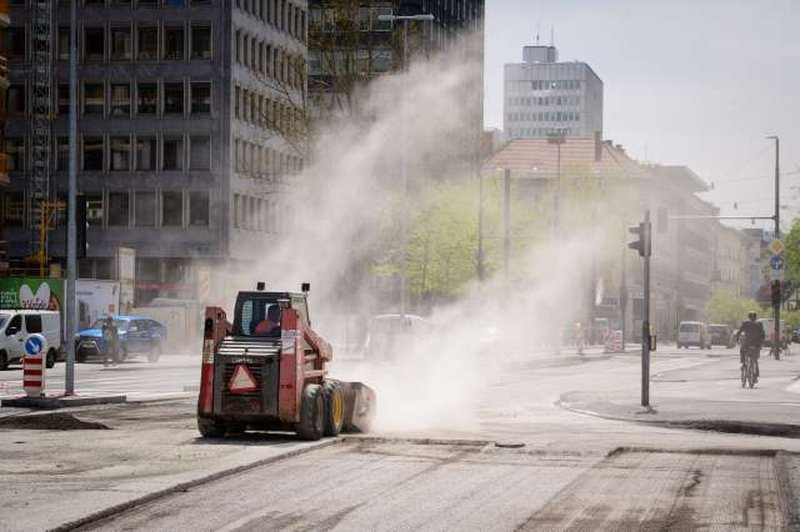 V okviru prenove Dunajske ceste v Ljubljani bodo stroje premaknili na druge odseke (foto: Nebojša Tejić/STA)