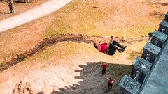 Dunking Devilsi za skoke z obzidja gradu Snežnik v ogromen kup sena