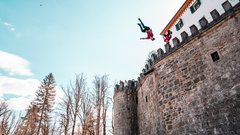 Dunking Devilsi za skoke z obzidja gradu Snežnik v ogromen kup sena