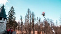 Dunking Devilsi za skoke z obzidja gradu Snežnik v ogromen kup sena