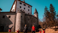 Dunking Devilsi za skoke z obzidja gradu Snežnik v ogromen kup sena