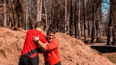 Dunking Devilsi za skoke z obzidja gradu Snežnik v ogromen kup sena