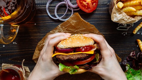 Svetovni dan hamburgerja: V Sloveniji je najbolj priljubljen hamburger s sirom