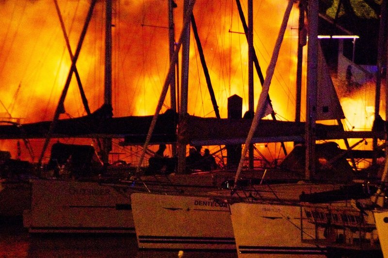 V marini Kaštela blizu Splita zagorele jahte, požar še gasijo (foto: profimedia)