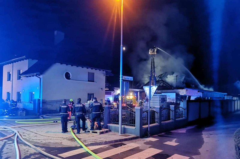 Ponoči požar izbruhnil v skladišču ene izmed trgovin na Vrhniki, nastalo za več deset tisoč evrov škode (foto: PGD Sinja Gorica)