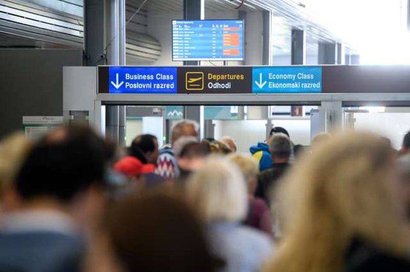 Kam na počitnice? Brnik ponuja dve novi liniji (foto: Nebojša Tejić/STA)