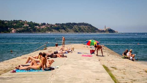 Prebivalci Slovenije lani prvič po letu 2009 večinoma potovali po domači državi