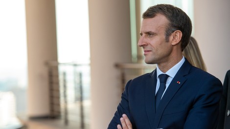 V Franciji ukinjajo številne ukrepe; Macron: V državo se vrača življenje