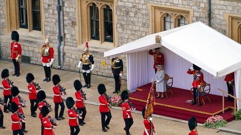 Britanska kraljica Elizabeta z okrnjeno parado na gradu Windsor proslavila 95. rojstni dan