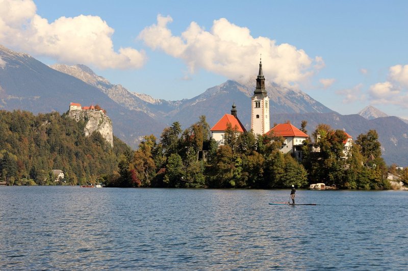 Nesreča a Blejskem jezeru: oseba padla s supa, po oživljanju je v jeseniški bolnišnici (foto: profimedia)