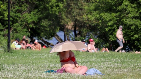 Arso napovedal še nekaj vročih dni in toplotno obremenitev