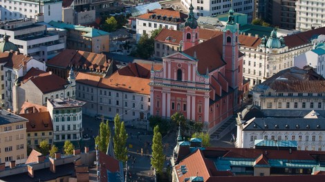 Zaskrbljenih zaradi epidemije najmanj do zdaj, visoko zadovoljstvo z organizacijo cepljenja