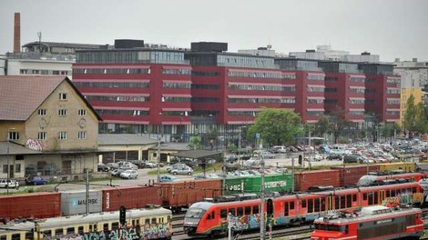 Ministrstvo uvaja družinske in skupinske vikend vozovnice za avtobusni in železniški promet