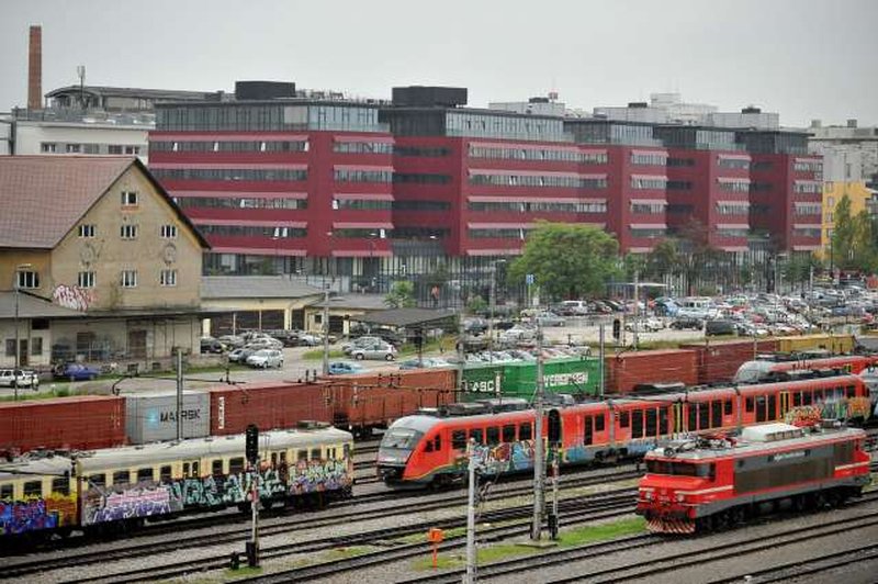 Ministrstvo uvaja družinske in skupinske vikend vozovnice za avtobusni in železniški promet (foto: Tamino Petelinšek/STA)