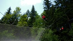 Odštekan gozdni cirkus akrobatov Dunking Devils obiskala tudi Superman in Spiderman