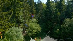 Odštekan gozdni cirkus akrobatov Dunking Devils obiskala tudi Superman in Spiderman