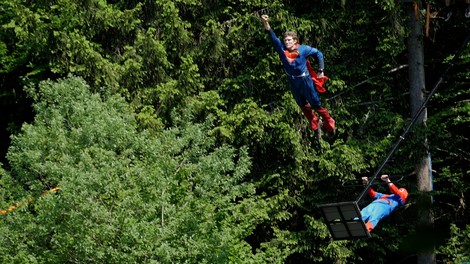 Odštekan gozdni cirkus akrobatov Dunking Devils obiskala tudi Superman in Spiderman