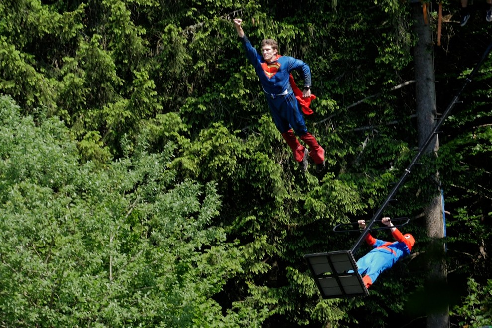 Odštekan gozdni cirkus akrobatov Dunking Devils obiskala tudi Superman in Spiderman