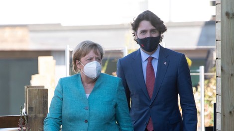 Justin Trudeau in Angela Merkel sta po AstraZeneci v drugo cepljena z Moderno