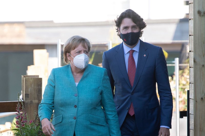 Justin Trudeau in Angela Merkel sta po AstraZeneci v drugo cepljena z Moderno (foto: profimedia)