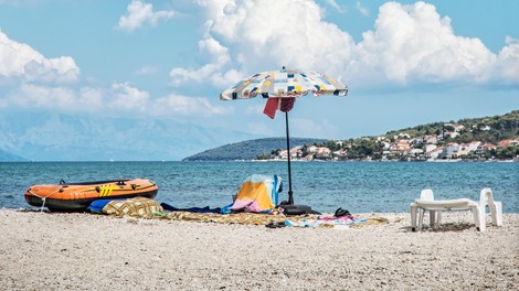 Na hrvaškem otoku Čiovo se z ognjenimi zublji bori 90 gasilcev