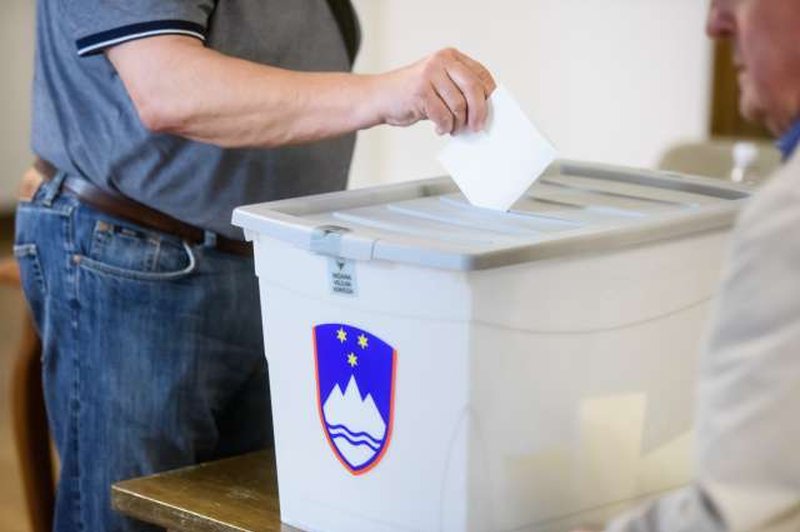 Odprla so se volišča za glasovanje na referendumu o noveli zakona o vodah (foto: Nebojša Tejić/STA)