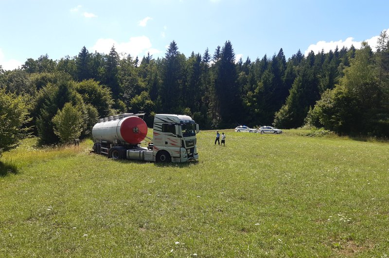 Pijan s cisterno povzročil dve prometni nesreči (foto: PU Ljubljana)