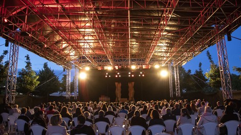 Siti Teater pod zvezdami s šopom premier in ekskluziv