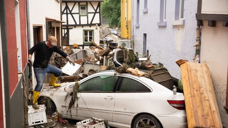 Katastrofalne posledice poplav na severu Evrope terjale najmanj 153 življenj, veliko pogrešanih