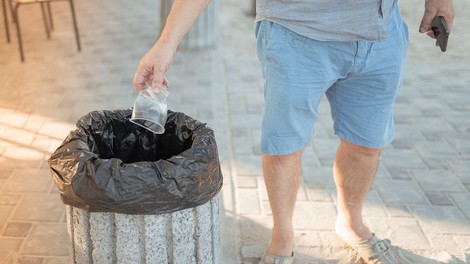 Na mizi uredba o prepovedi prodaje plastičnih proizvodov za enkratno uporabo