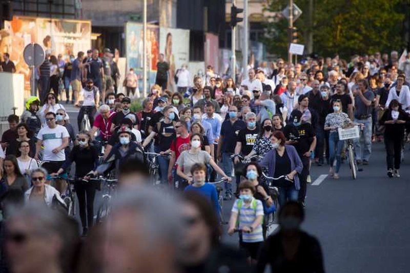 Po odločitvi ustavnega sodišča so bili vladni odloki o prepovedi oz. omejitvi udeležencev shodov neustavni (foto: Nik Jevšnik/STA)