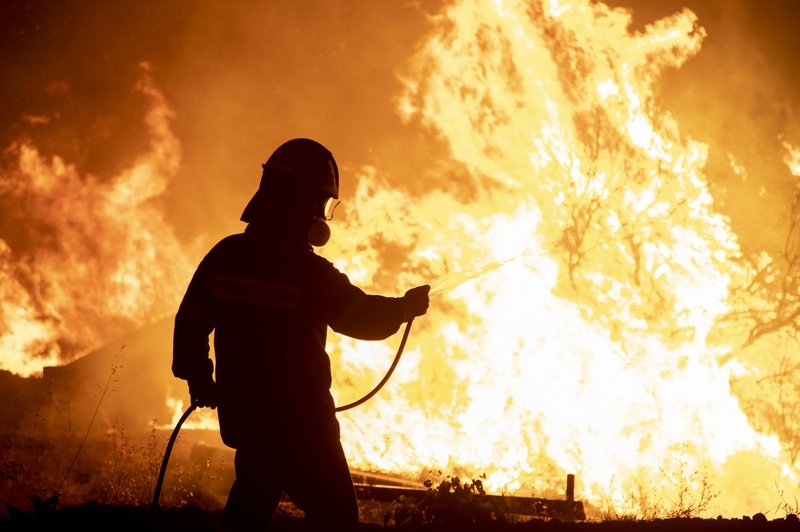 Po južnem Balkanu in ob Sredozemlju še naprej pustošijo požari (foto: profimedia)