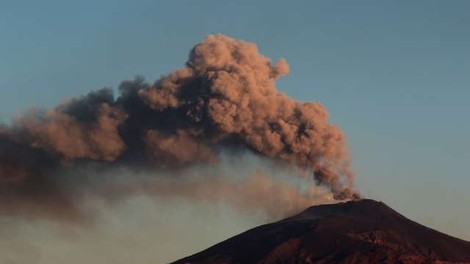 Etna po pol leta bruhanja postala višja