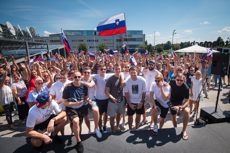 Košarkarska reprezentanca z Luko Dončićem na čelu obiskala Telemachove zaposlene (foto: promocijska fotografija)