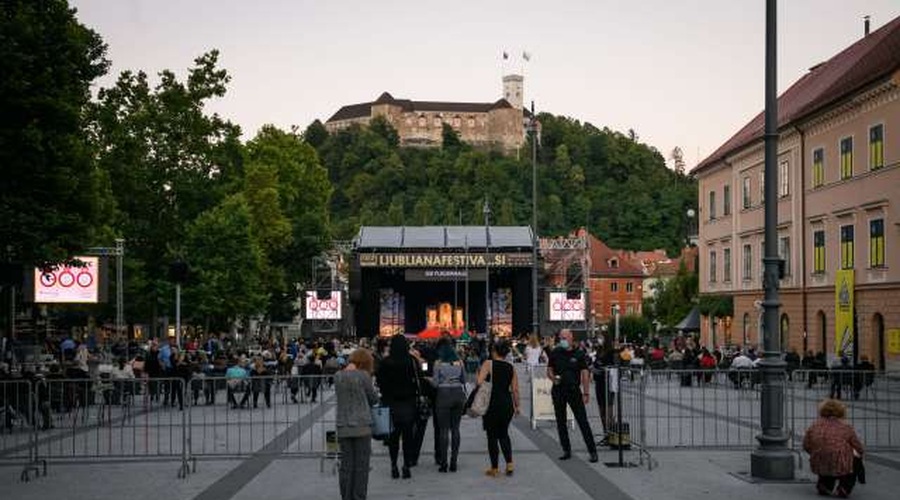 Novi ukrepi: od ponedeljka spet obvezne maske na kulturnih prireditvah (foto: STA/Nebojša Tejić)